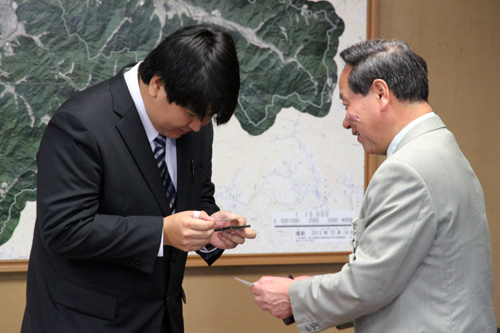 市長と名刺交換