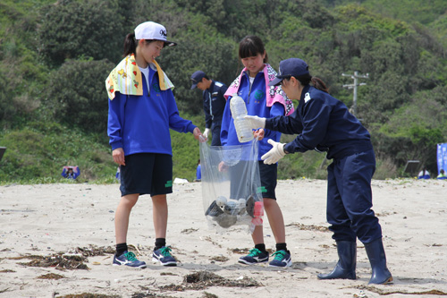 仙崎海上保安部の職員とともに清掃活動