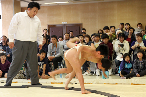 土俵際でぎりぎりの勝負