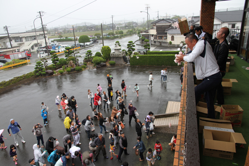 あいにくの天候にも関わらず餅まきには多くの人が参加