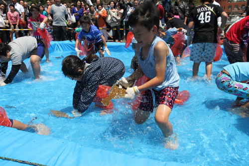 子どもに大人気の魚のつかみ取り