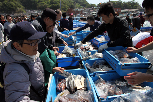 新鮮な魚介類を買い求めに多くの人が行列をつくる