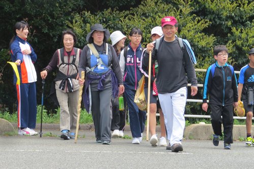 約6kmと約9kmの2コースに分かれて歩く