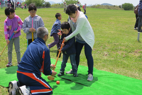 千畳敷ではニュースポーツ体験やじゃんけん大会などが行われた
