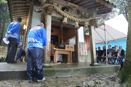 雨の中、麻羅観音堂で法要が行われた
