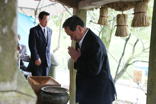 参拝する大西市長