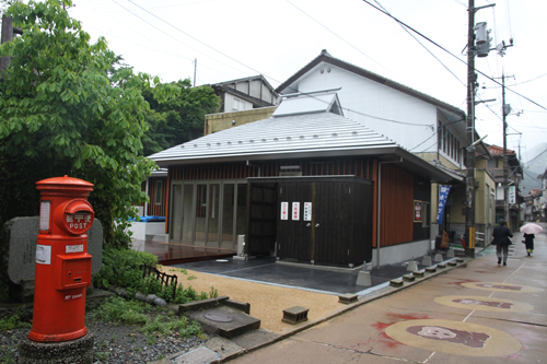 俵山温泉街にある町の湯に隣接