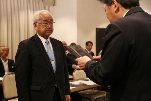 梶山会長から表彰状が手渡される