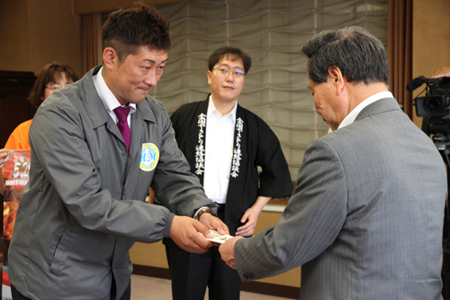 挑戦状が大西市長へ手渡される