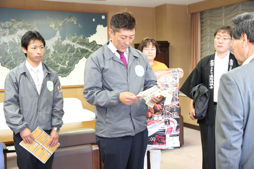 東松山商工会青年部の亀山顧問が挑戦状を読み上げる