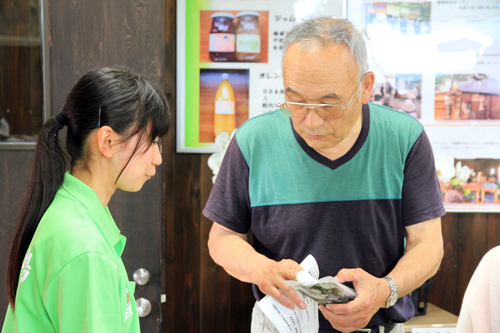 お客様からの問い合わせに答える生徒