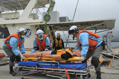 海上漂流者を救出し、医療機関へ搬送