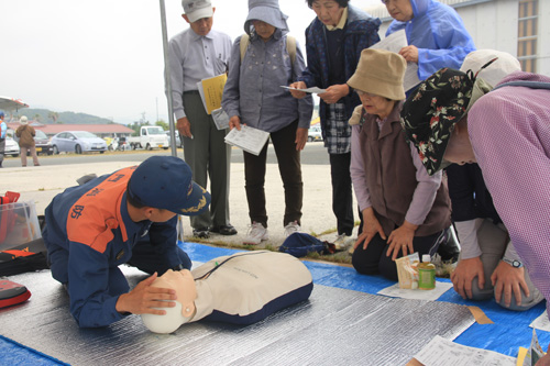 会場にはAED体験コーナーや非常食試食コーナーも