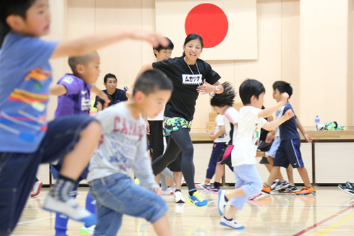 小林さんも参加者と一緒に汗を流す