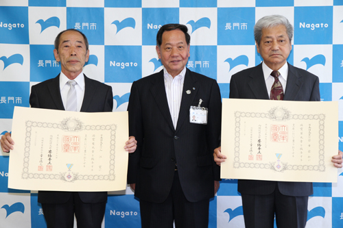 瑞宝双光章を受章した入江寛さん（左）と瑞宝單光章を受章した宗重宏和さん