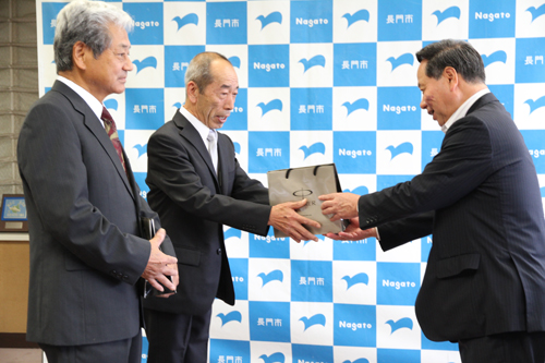 大西市長から記念品が手渡される