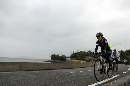 油谷湾の美しい海岸線をのぞみながら自転車をこぐ