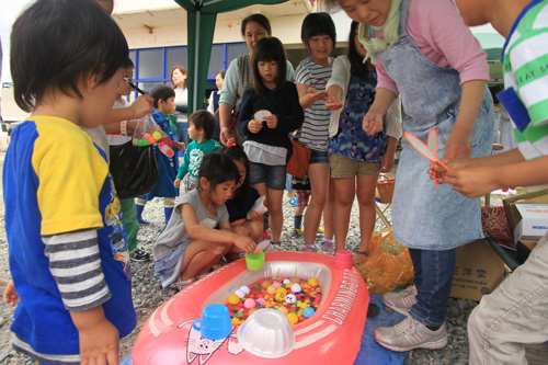 スーパーボールすくいやシャボン玉など子どもも楽しんだ