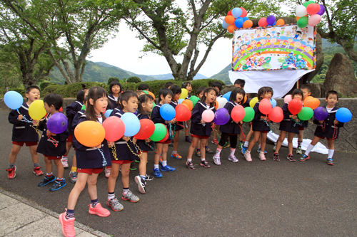 三隅保育園児が歌を披露