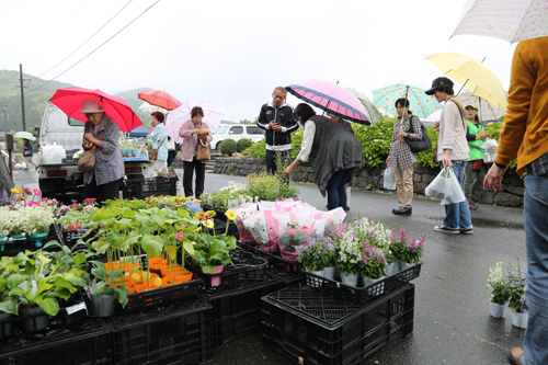 駐車場前では「軽トラ市」も行われた