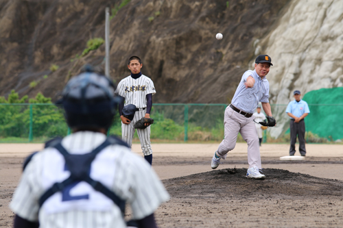 大西市長による始球式