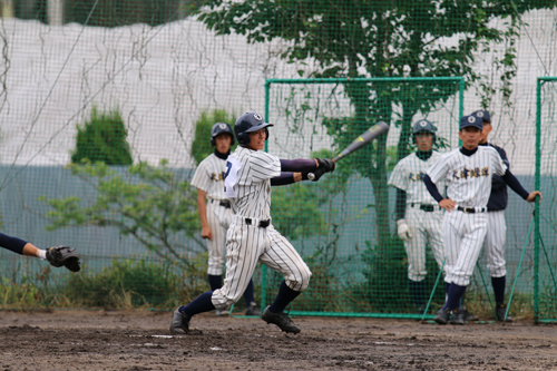先制の犠牲フライを放つ大津緑洋高校の長野選手