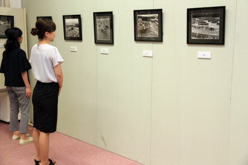 戦後40年間にわたり、郷土の風景を撮影した故・村上賢一氏の作品を展示