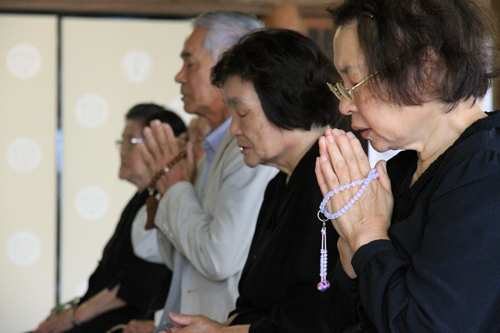 悲惨な戦争が二度と起こらないよう平和の祈りを込めて合掌