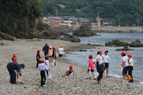 通小学校の児童も大越の浜の清掃活動を同時実施