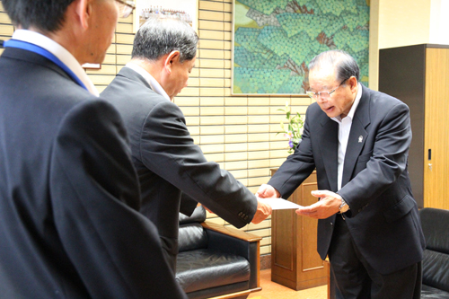 長門大津農業協同組合の小田代表理事組合長へ要請書を手渡す