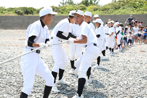 深川中学校軟式野球部の生徒も、大きな声を出して網を引く