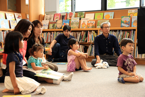 男性の読み手によるお話を夢中で聞く子どもたち