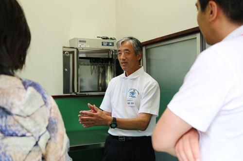 増野代表が工房内で機器類の説明を行う