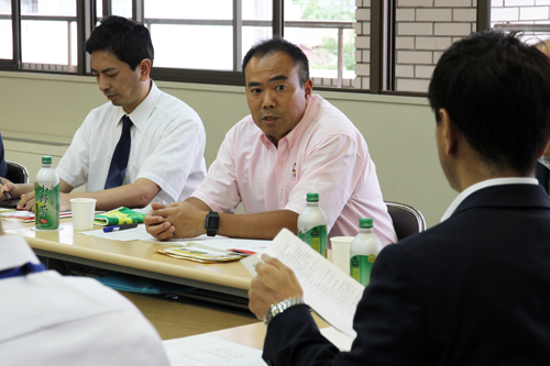 生産者などの後継者不足の課題をあげる早川さん