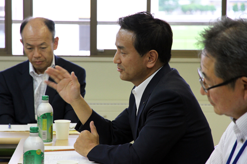 参加者の意見に耳を傾け、課題に対して意見を述べる村岡知事