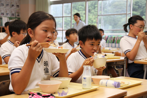 美味しそうに食べる児童ら