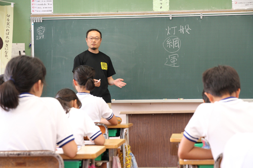 中型まき網漁業を営む石村さんが特別授業