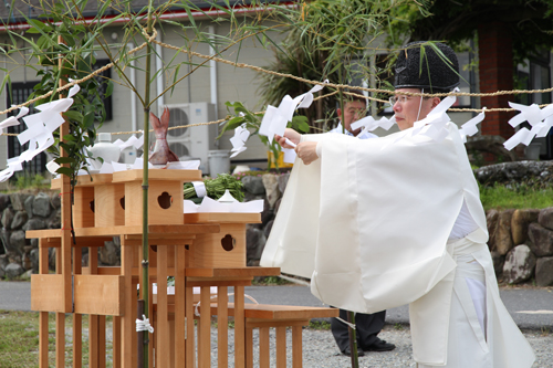 御所原大神宮の上田富夫宮司によって神事が営まれた