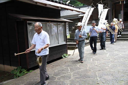 「サバー送り」の一行が飯山八幡宮を出発