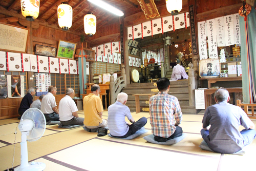 出発前には虫除けの神事が行われた