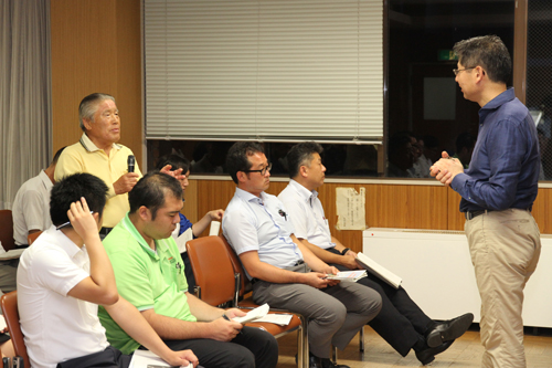 参加者からの質問に答える藤山氏