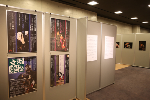 会場には写真のほか、過去の公演のポスターや映像の視聴コーナーも設置