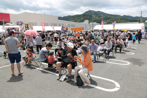食べ比べを楽しむ多くの来場者でにぎわった