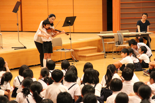 大阪交響楽団の演奏者によるヴァイオリンの演奏体験