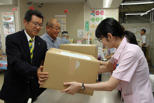 郵便局から発送し、現地には1週間から10日後に届く予定