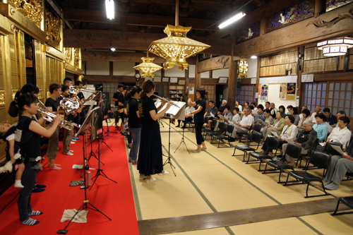 楽々団による演奏を楽しむ参加者