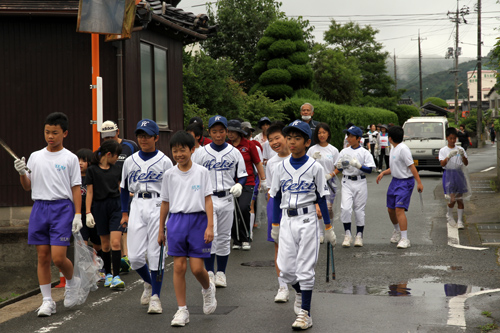 小中学生から大人まで参加し、まちを歩く