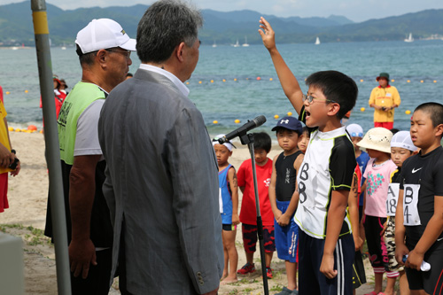 深川小学校6年の緒方悠人さんが、大きな声で力強く選手宣誓を行った