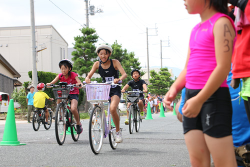 さわやか海岸沿いの市道をバイクで駆け抜ける