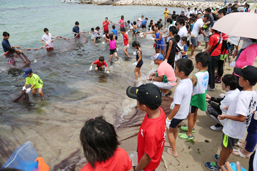 表彰式後は魚のつかみ取りが行われた